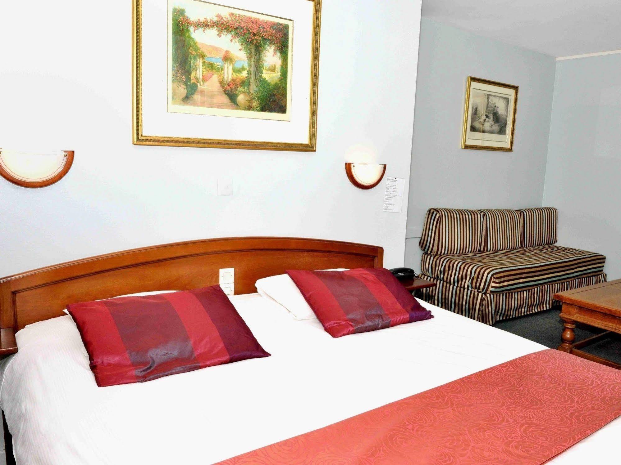 Logis Hotel & Restaurant - Les Hauts De Montreuil 滨海蒙特勒伊 外观 照片